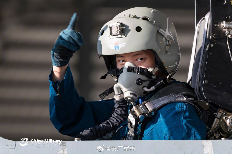 J-10B là phiên bản hiện đại bậc nhất trong dòng J-10, được mệnh danh là "Siêu 10" với những cải tiến cực kỳ đáng tiền từ phiên bản gốc bao gồm việc được trang bị hệ thống radar quét mảng hiện đại, hệ thống cảnh báo phòng vệ chủ động hay động cơ AL-31FN M1 cải tiến do Nga cung cấp. Nguồn ảnh: Chinamil.