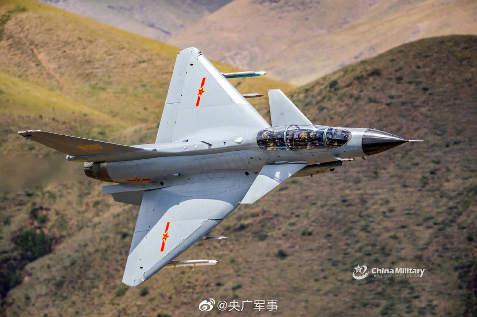 Hiện tại trong biên chế của Không quân Trung Quốc đang có 142 chiếc chiến đấu cơ loại J-10A, ngoài ra còn có 16 chiếc chiến đấu cơ khác cùng loại này được phục vụ trong không quân hải quân. Nguồn ảnh: Chinamil.