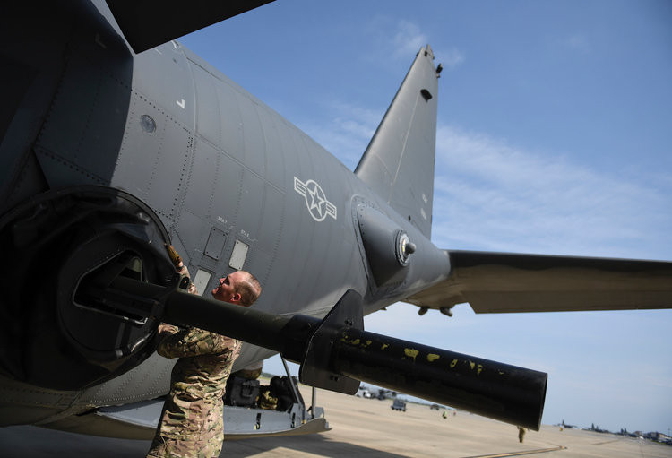 Với khả năng mang theo được nhiều hoả lực khác nhau, AC-130 đòi hỏi kíp vận hành có số lượng nhân sự đông bậc nhất trong số các loại máy bay chiến đấu của Không quân Mỹ, tổng cộng chiếc AC-130 này cần tới kíp lái 13 người để vận hành. Nguồn ảnh: BI.