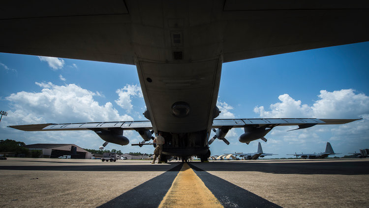 Do có hoả lực quá đặc biệt với nhiều loại pháo các kích cỡ khác nhau, hệ thống phần mềm trên chiếc AC-130 cần được thiết kế riêng biệt hoàn toàn. Ước tính hệ thống phần mềm trên chiếc AC-130 cần tới... 609.000 dòng mã để hoạt động trơn tru. Nguồn ảnh: BI.