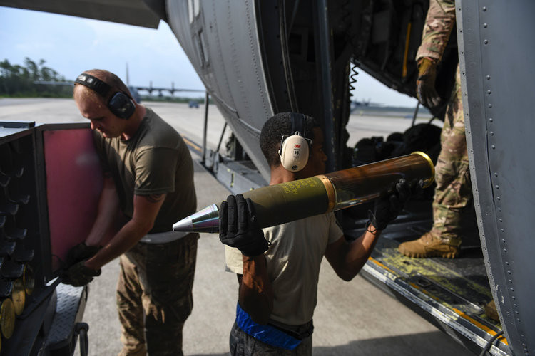 Để tiện so sánh, loại máy bay AC-130 này và A-10 Warthog đều được sử dụng để yểm trợ mặt đất nhưng giá của một chiếc AC-130 lại cao hơn... gấp 10 lần so với giá của một chiếc A-10 Warthog. Nguồn ảnh: BI.