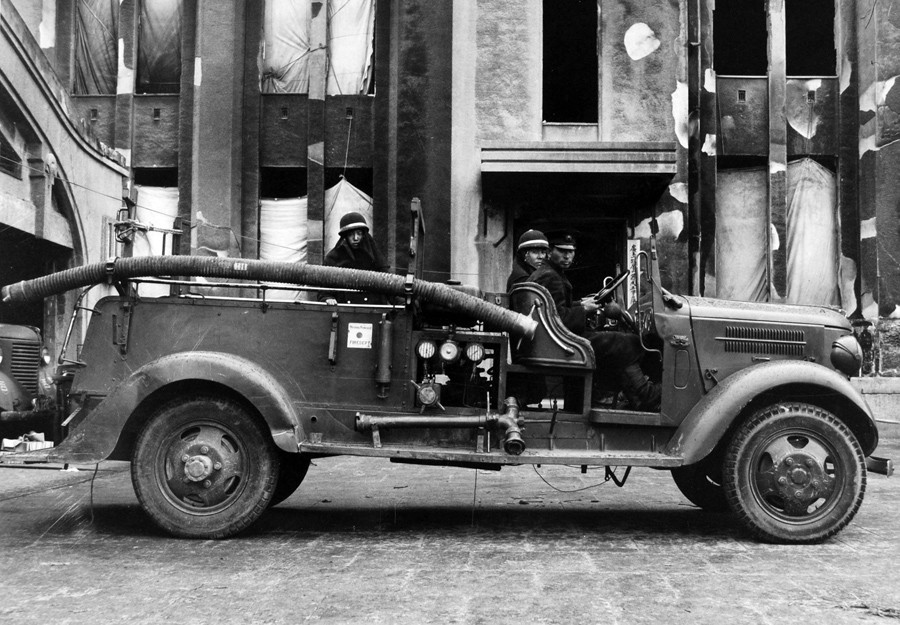 Một toán cứu hoả cùng với xe chữa cháy bên trong Hiroshima ngay những ngày đầu của vụ nổ. Nguồn ảnh: Theatlantics.