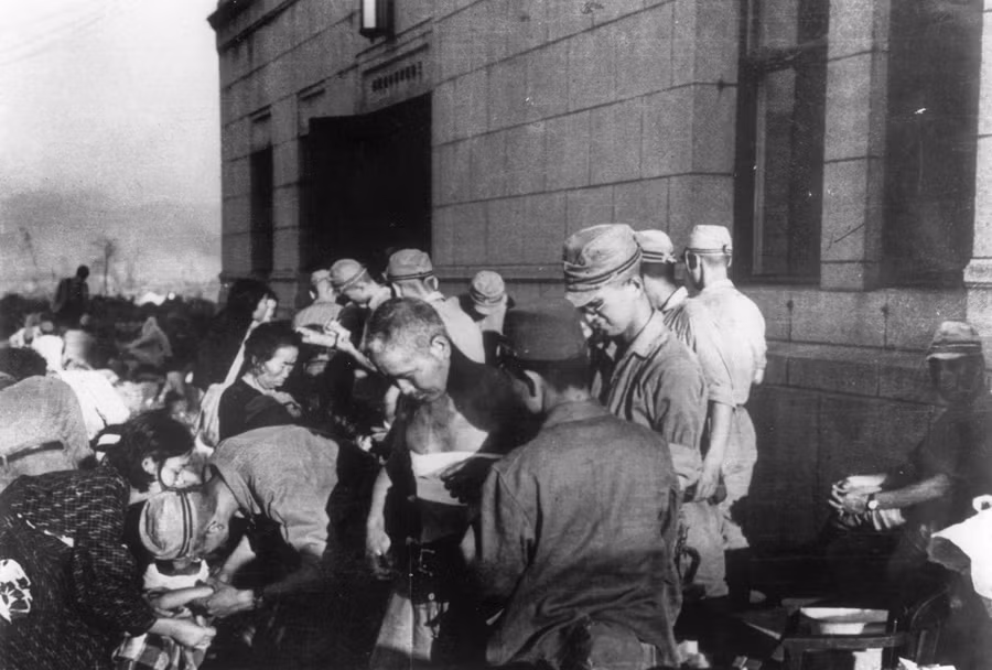 Quân đội Nhật đóng tại thành phố này ngay lập tức bắt tay vào công việc cứu hộ cứu nạn những nạn nhân sống sót sau vụ nổ bom nguyên tử. Nguồn ảnh: Theatlantics.