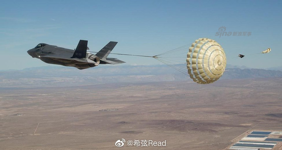 Sở dĩ các loại tiêm kích lại cần tới dù để hãm tốc độ khi hạ cánh là do kiểu bố trí động cơ trên những chiếc tiêm kích này không cho phép chúng thực hiện "phanh bằng động cơ" như trên những chiếc phản lực chở khách thông thường. Ảnh: F-35 của Mỹ thử nghiệm dù hãm tốc ở trên không. Nguồn ảnh: Sina.