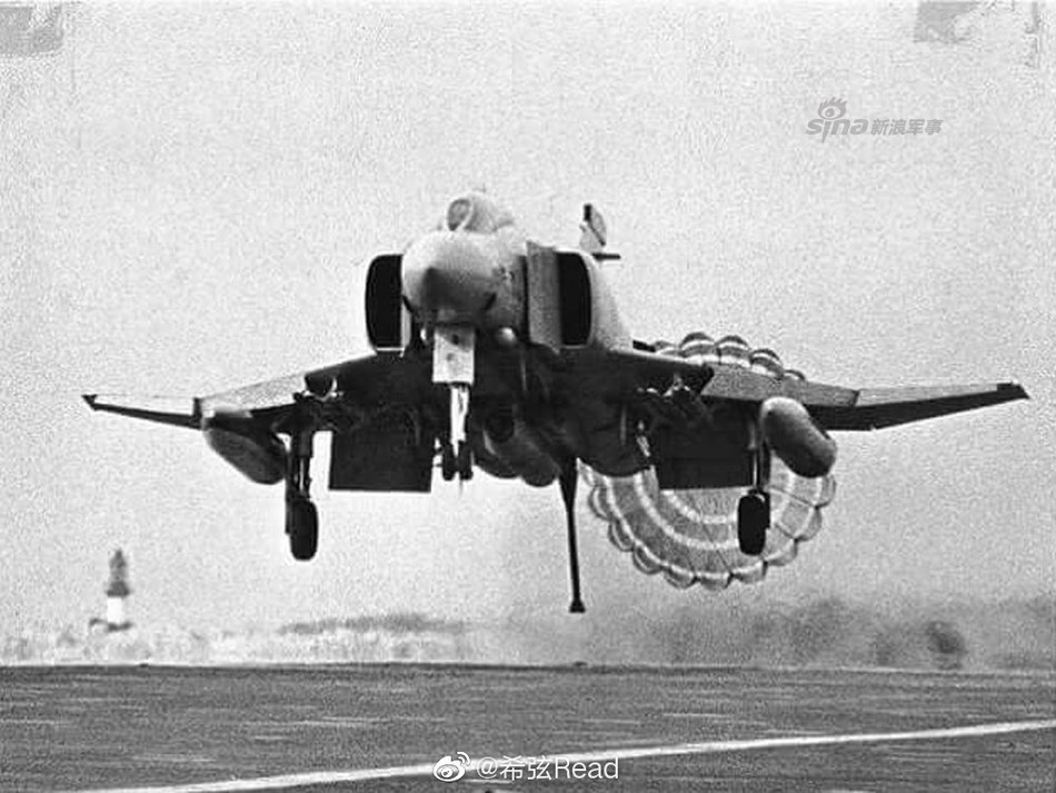Kiểu hạ cánh này thậm chí còn từng được Quân đội Mỹ áp dụng lên trên tàu sân bay để giảm tốc độ máy bay xuống nhanh nhất. Tuy nhiên kiểu hạ cánh này nhanh chóng bị không quân hải quân gạt đi vì nếu móc hãm đà trượt, chiếc phi cơ sẽ bị vướng dù và không thể kịp cắt dù rồi cất cánh trở lại được. Nguồn ảnh: Sina.