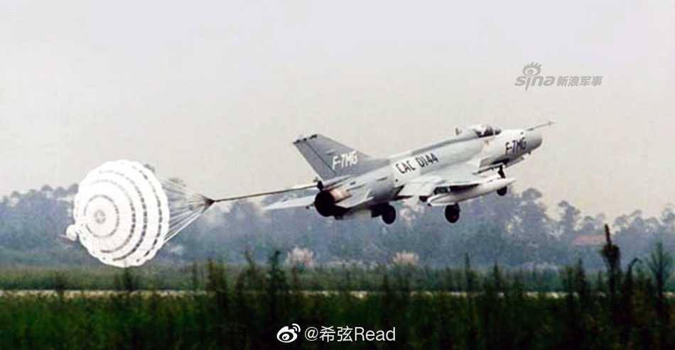 Sau khi cả ba càng đáp của máy bay tiếp đất thành công, phi công sẽ từ từ giảm lực đẩy của động cơ xuống mức tối thiểu và thậm chí có thể để chiếc tiêm kích tự dừng lại bằng dù hãm mà không cần tới phanh. Nguồn ảnh: Sina.