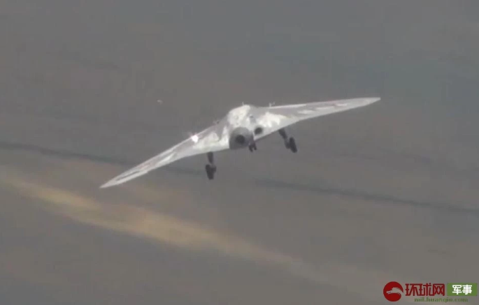 Thử nghiệm này được phía Nga công bố đã diễn ra từ hồi đầu tháng 8 với kết quả thành công tốt đẹp, máy bay không người lái Okhotnik-B thể hiện khả năng cơ động tốt, kíp điều khiển dưới mặt đất không gặp phải sự cố gì quá đáng kể trong khi điều khiển chiếc UAV này. Nguồn ảnh: QQ.