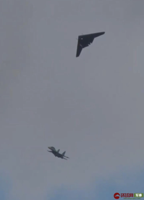 Nhiều tính huống gay cấn được ghi lại cho thấy khoảnh khắc chiếc máy bay không người lái Okhotnik-B thậm chí còn có động tác "tạt đầu" khi bay cắt mặt chiếc Su-30 do phi công Nga điều khiển. Nguồn ảnh: QQ.