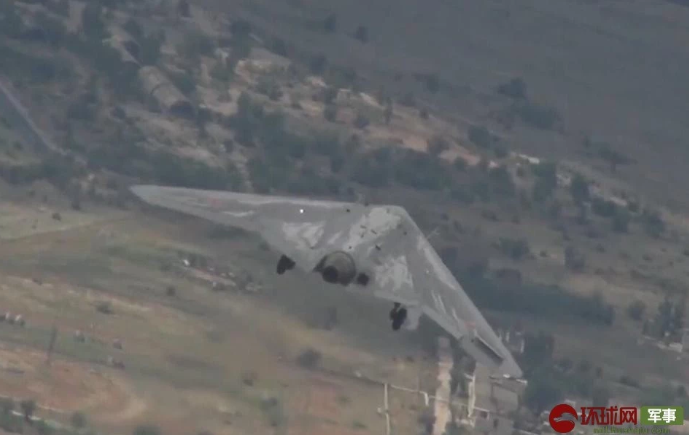 Okhotnik-B là sản phẩm dự án tổ hợp máy bay tấn công - trinh sát không người lái với các tên gọi khác nhau, do Công ty Sukhoi phát triển theo đặt hàng của Bộ Quốc phòng Nga từ năm 2012, với kinh phí được ước tính vào khoảng 1,6 tỷ rúp. Nguồn ảnh: QQ.