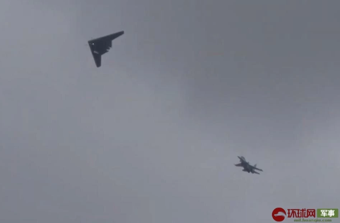Thậm chí trong nhiều tình huống, khoảng cách giữa chiếc UAV và chiếc Su-30 là quá ngắn và cực kỳ nguy hiểm. Tuy nhiên với khả năng cơ động tuyệt vời, cả hai máy bay đều không quá khó khăn trong việc tránh xảy ra tai nạn. Nguồn ảnh: QQ.