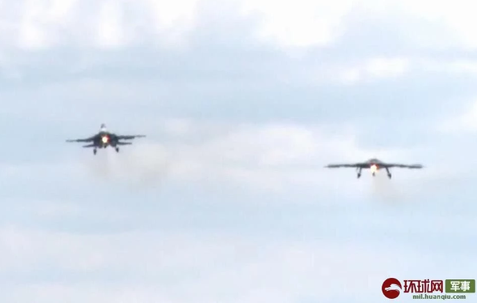 Trong chuyến bay thử nghiệm này, máy bay không người lái Okhotnik-B của Nga đã thể hiện khả năng cơ động cực kỳ tốt cùng với chiếc tiêm kích Su-30 bay kèm. Nguồn ảnh: QQ.