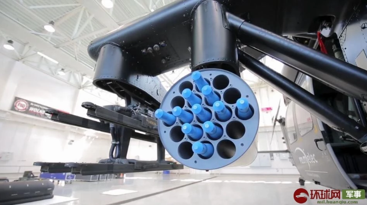 Hầu hết các phiên bản trực thăng Black Hawk của Mỹ đều có khả năng được trang bị vũ trang cực khủng ở hai bên cánh treo hoả lực của mình. Nguồn ảnh: QQ.