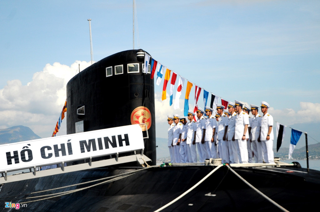 Khi nổi, hệ thống động cơ diesel cho phép tàu di chuyển với tốc độ tối đa 17 hải lý giờ tương đương 31 km/h kèm theo đó là khả năng sạc pin dự trữ cho động cơ điện. Khi lặn động cơ điện trên tàu giúp các tàu lớp Kilo di chuyển được với tốc độ 20 hải lý giờ - tương đương tối đa 37 km/h tuỳ điều kiện thời tiết và dòng nước. Nguồn ảnh: Zing.