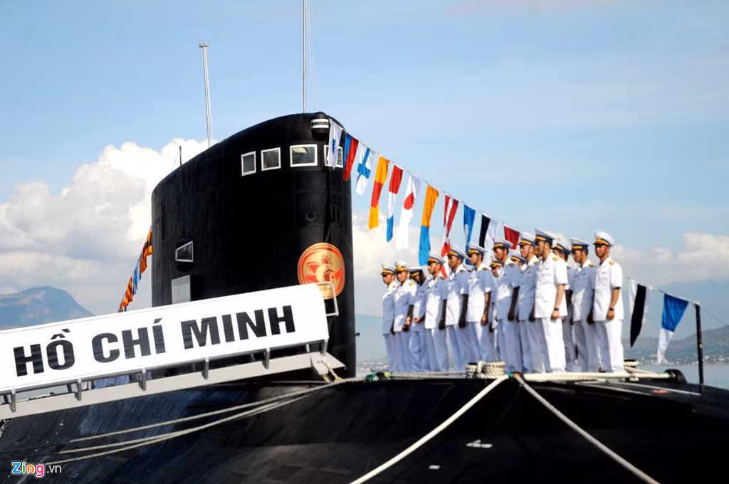 Khi nổi, hệ thống động cơ diesel cho phép tàu di chuyển với tốc độ tối đa 17 hải lý giờ tương đương 31 km/h kèm theo đó là khả năng sạc pin dự trữ cho động cơ điện. Khi lặn động cơ điện trên tàu giúp các tàu lớp Kilo di chuyển được với tốc độ 20 hải lý giờ - tương đương tối đa 37 km/h tuỳ điều kiện thời tiết và dòng nước. Nguồn ảnh: Zing.