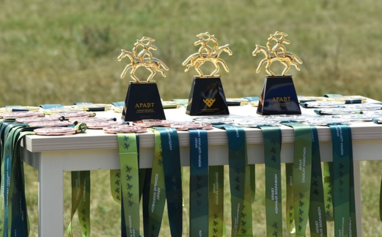 Những chiếc cúp vô địch phần thi cưỡi ngựa của Army Games 2019 được nước chủ nhà Mông Cổ tạo hình cách điệu từ hình ảnh cưỡi ngựa bắn cung của những tráng sĩ Mông Cổ thời xưa. Nguồn ảnh: Sina.