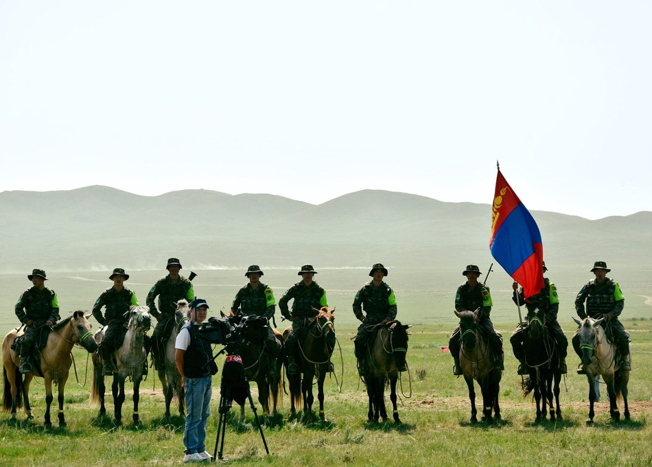 Thậm chí, trong phần đua ngựa của Army Games 2019 năm nay còn có cả hạng mục thi... cắt cỏ cho ngựa ăn. Nguồn ảnh: Sina.