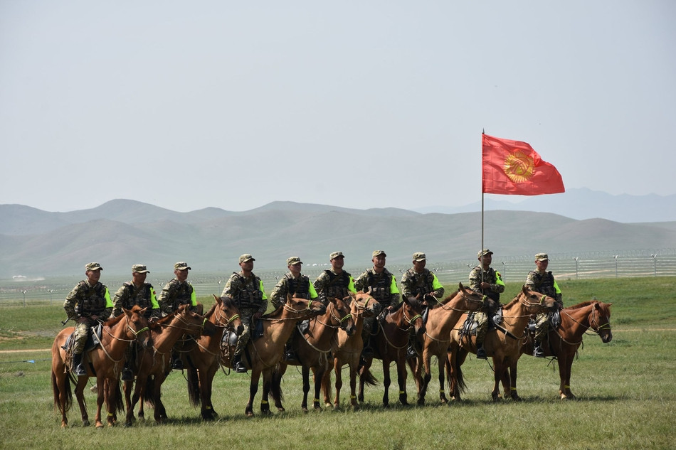 Trong khi đó đội Kyrgyzstan tham gia phần thi này với dàn "chiến mã" rất cơ bắp và hoành tráng. Nguồn ảnh: Sina.