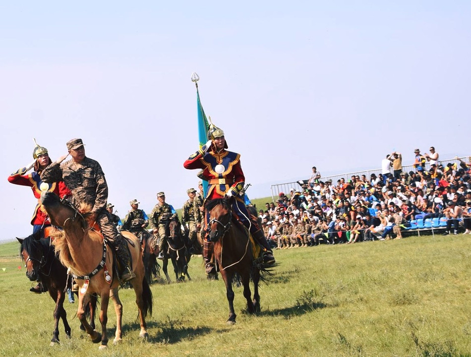 Đội thi tới từ Kazakhstan với bộ trang phục kỵ binh truyền thống cực kỳ ấn tượng trong ngày khai mạc phần thi này. Nguồn ảnh: Sina.