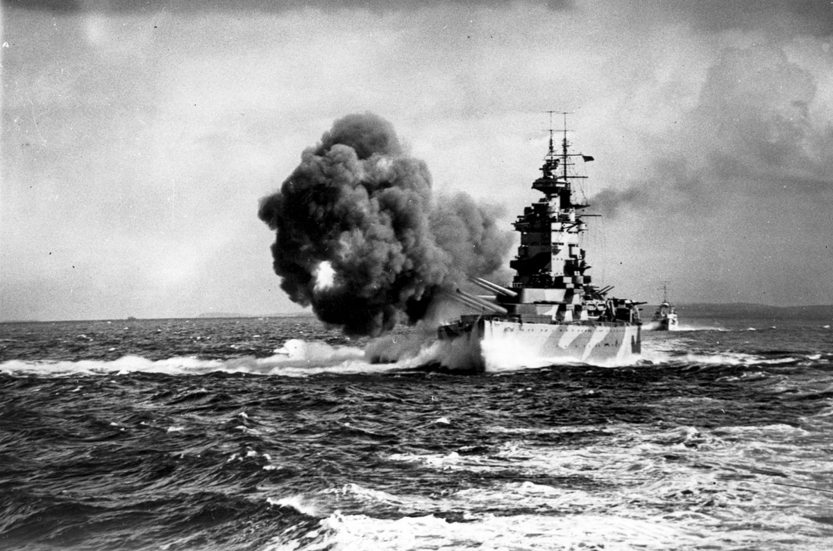 Thậm chí, thiết kế của Nelson còn mắc lỗi nghiêm trọng đó là không có pháo đuôi. Trong trường hợp bị đối phương tiếp cận từ phía sau, thiết giáp hạm này chỉ có thể xoay thân và bắn từ phía mạn sườn chứ không thể vừa bỏ chạy, vừa khai hoả về phía đối phương được. Nguồn ảnh: BI.