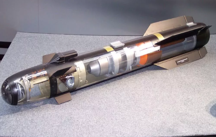 Loại tên lửa này có giá 117.000 USD mỗi quả, trọng lượng từ 45 tới 49 kg tuỳ từng phiên bản và mang theo các loại đầu đạn nổ mạnh, nổ mạnh hoặc nổ mạnh chống tăng. Nhiều khả năng phiên bản Hellfire mà Houthi thu giữ được là loại sử dụng đầu đạn HEAT. Nguồn ảnh: QQ.