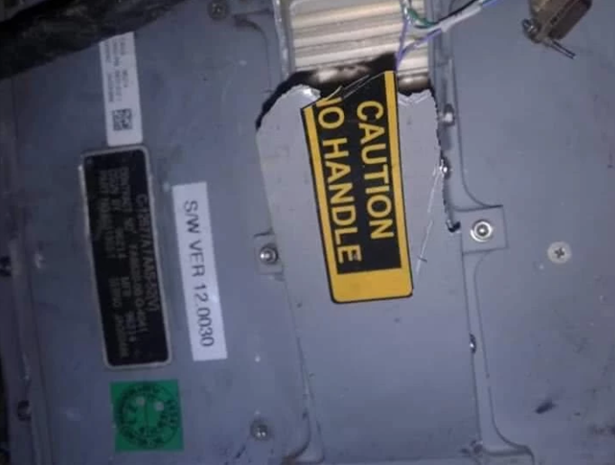 Thậm chí từ những mảnh vỡ của chiếc máy bay không người lái này, phiến quân Houthi còn có thể ghi nhận được phiên bản phần mềm 12.0030. Ngoài ra còn có một loạt các thiết bị điện tử được cho là vẫn còn khá nguyên vẹn được phiến quân Houthi thu giữ được. Nguồn ảnh: QQ.