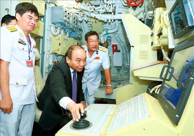 Tại Lễ thượng cờ Tàu ngầm HQ-186 Đà Nẵng và HQ-187 Bà Rịa - Vũng Tàu ngày 28/2/2017, Thủ tướng Nguyễn Xuân Phúc nhấn mạnh: “Lực lượng tàu ngầm Hải quân là nhân tố mới, tăng cường sức mạnh bảo vệ chủ quyền biển, đảo Tổ quốc”. Trong ảnh: Thủ tướng Nguyễn Xuân Phúc xuống thị sát khoang chỉ huy tàu ngầm HQ-187 Bà Rịa-Vũng Tàu