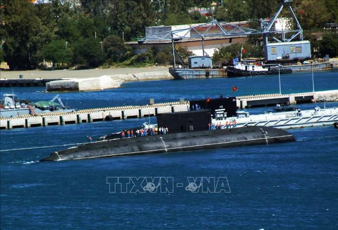Đến nay, toàn bộ 6 chiếc tàu ngầm hiện đại lớp Kilo 636 Việt Nam đặt mua từ LB Nga đã được đưa vào đội hình chiến đấu của Lữ đoàn Tàu ngầm 189, sẵn sàng tham gia các phương án tác chiến cao nhất; kịp thời đáp ứng nhiệm vụ bảo vệ Tổ quốc trong bất cứ hoàn cảnh nào. Trong ảnh: Tàu ngầm HQ-184 Hải Phòng tại Quân cảng Cam Ranh