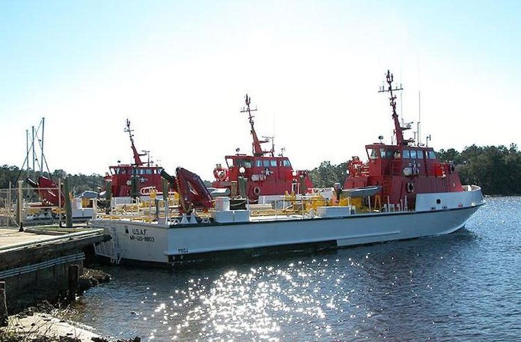 Một trong những nhiệm vụ đặc biệt nổi tiếng của loại tàu kéo điều khiển từ xa này đó là nhiệm vụ trục vớt mảnh vỡ trong khu vực huấn luyện Combat Archer của Không quân Mỹ - nơi mà không quân Mỹ quần thảo huấn luyện bắn đạn thật và tiêu diệt máy bay mục tiêu không người lái ở trên không. Nguồn ảnh: BI.