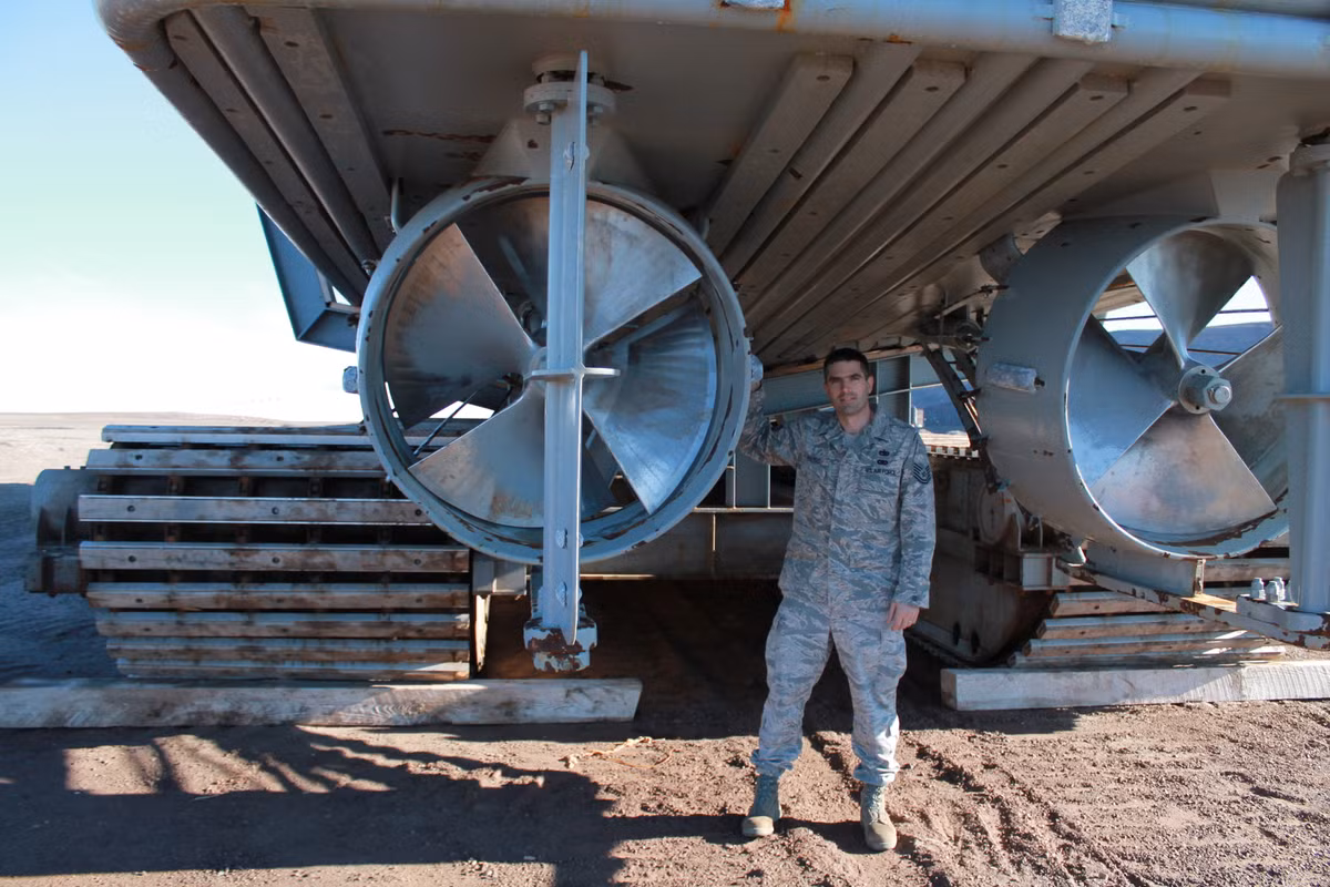 Tàu sử dụng động cơ hai trục với hai chân vịt và hai bánh lái công suất cực lớn - không chỉ có thể phục vụ nhiệm vụ của một tàu kéo mà còn có thể làm nhiệm vụ cứu hộ khi khẩn cấp. Nguồn ảnh: BI.