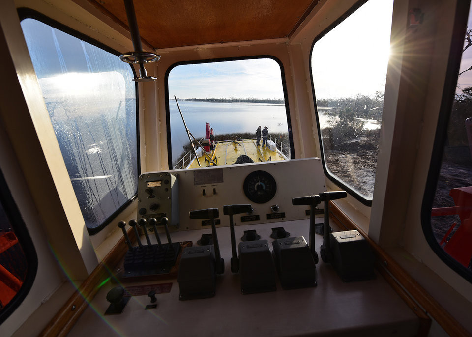 Cận cảnh bên trong khoang lái của một tàu kéo phục vụ trong biên chế của Không quân Mỹ. Nguồn ảnh: BI.