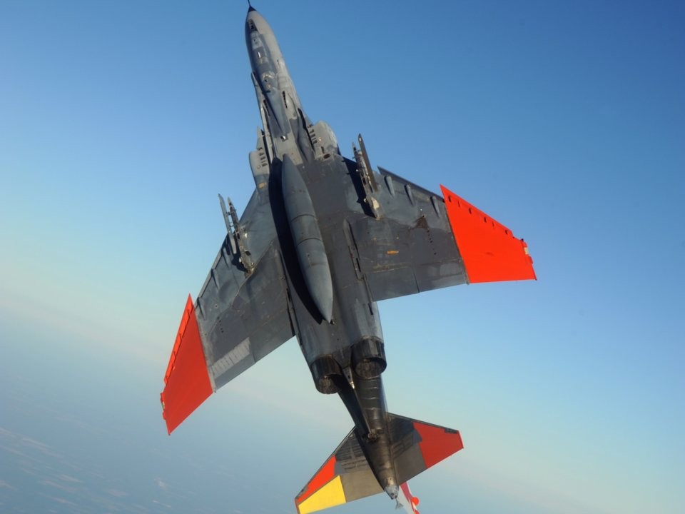 Những chiếc F-4E còn đang hoạt động này cũng đều là loại máy bay huấn luyện dùng để phục vụ cho các nhiệm vụ đặc biệt, thử nghiệm các chiến thuật đội hình bay mới hoặc để huấn luyện phi công cho Không quân Hải quân. Nguồn ảnh: BI.