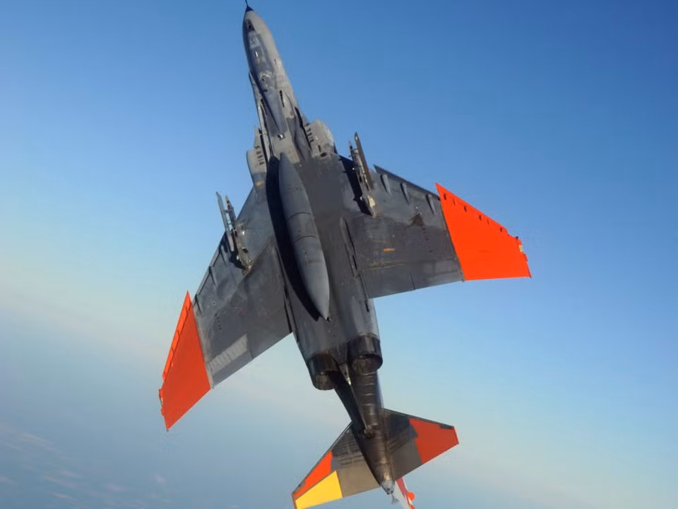 Những chiếc F-4E còn đang hoạt động này cũng đều là loại máy bay huấn luyện dùng để phục vụ cho các nhiệm vụ đặc biệt, thử nghiệm các chiến thuật đội hình bay mới hoặc để huấn luyện phi công cho Không quân Hải quân. Nguồn ảnh: BI.