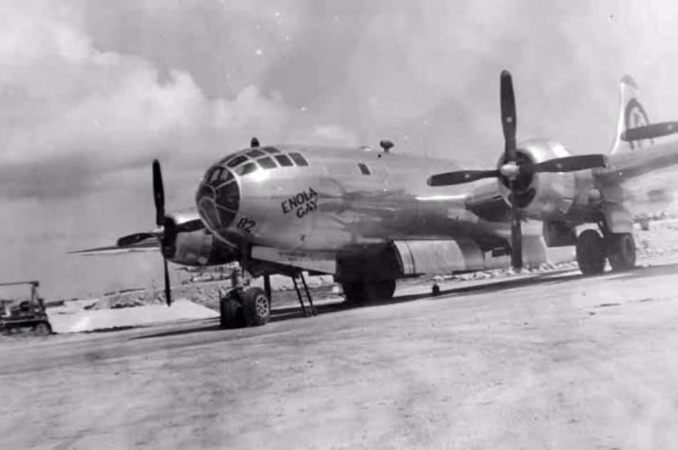 Tổng cộng trong Chiến tranh Thế giới thứ hai chỉ có 65 chiếc máy bay ném bom Silverplate từng được sản xuất và sau khi cuộc chiến kế thúc, có thêm 80 chiếc khác được cho ra đời nhưng chúng chỉ được sử dụng vào nhiệm vụ thực chiến đúng hai lần ở Hiroshima và ở Nagasaki. Nguồn ảnh: Nuclearfile.