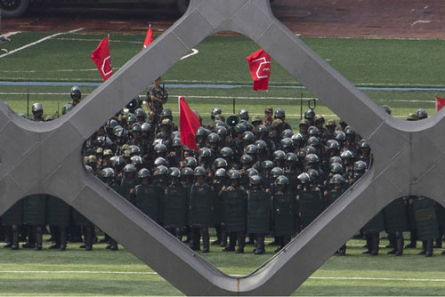 Tuần vừa qua, các phóng viên nước ngoài có mặt tại Thâm Quyến, Trung Quốc còn đang nghi ngờ về việc quân đội và cảnh sát Trung Quốc xuất hiện với số lượng lớn tại thành phố này. Nguồn ảnh: AP.