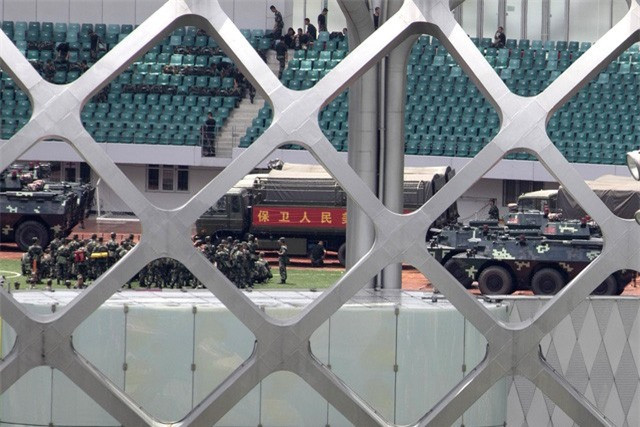 Mặc dù phía Trung Quốc đã dồn quân tới Thâm Quyến và chỉ còn cách Hong Kong một cây cầu nhưng mới đây, chính quyền Hong Kong vẫn khẳng định tình hình của Đặc khu Hành chính này vẫn nằm trong tầm kiểm soát. Nguồn ảnh: AP.