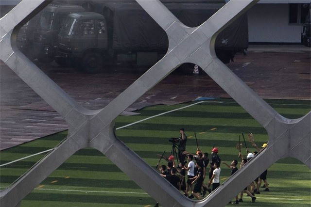 Các cuộc diễn tập đều có bối cảnh chống bạo động với lực lượng "quân xanh" vào vai những người biểu tình quá khích với gậy gộc và vũ khí thô sơ. Nguồn ảnh: AP.