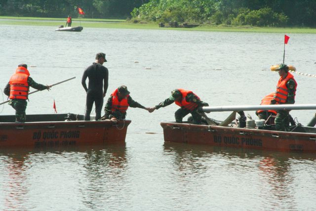 Ngoài ra, lực lượng công binh cũng có nhiệm vụ đặc biệt quan trọng phục vụ đời sống nhân dân khác như các nhiệm vụ hộ đê, tiếp cận vùng lũ lụt, khắc phục hậu quả thiên tai,... Nguồn ảnh: QĐND.