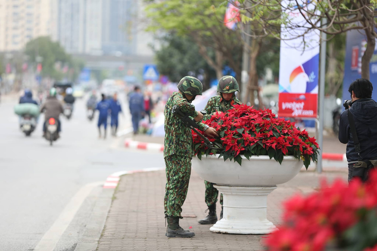 Trong các lễ hội lớn, các cuộc họp hội nghị quan trọng diễn ra trong nước, bóng dáng của lực lượng công binh cũng luôn xuất hiện và là một trong những lực lượng quan trọng nhất bảo vệ cho sự kiện, đảm bảo phá tan được các âm mưu khủng bố bằng bom, mìn, vật liệu nổ. Nguồn ảnh: Thanhnien.