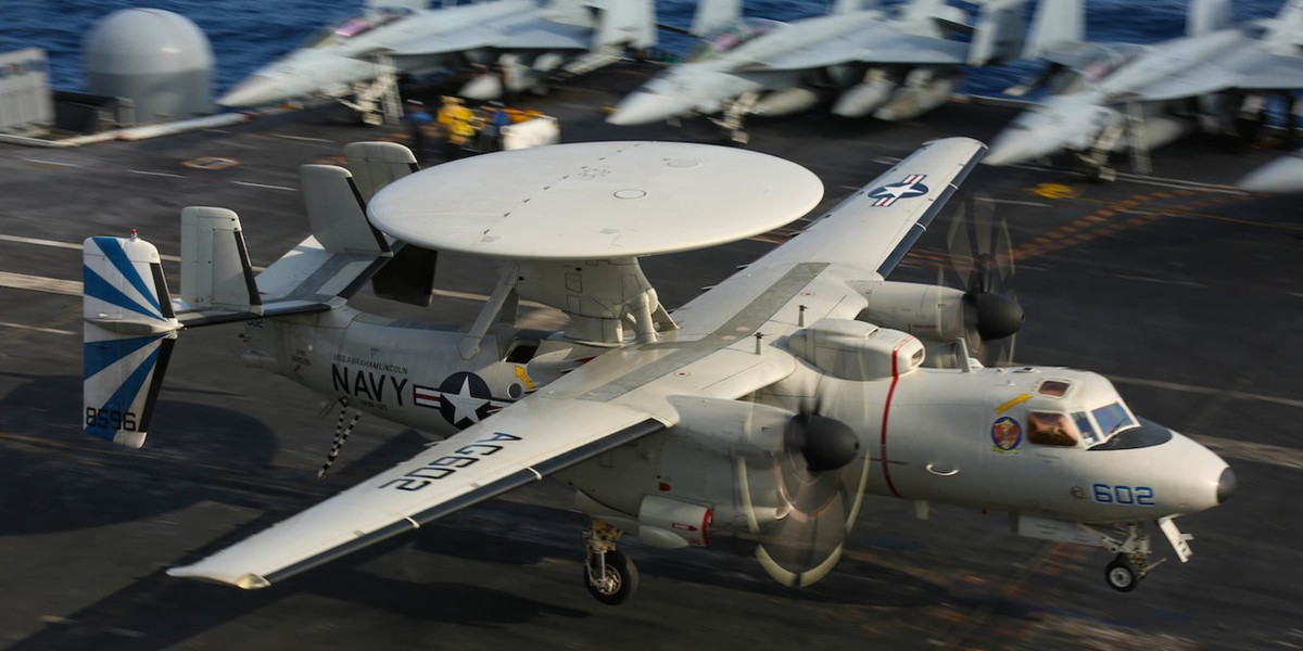 Vụ tai nạn xảy ra từ hôm 9/8 nhưng tới nay phía Hải quân Mỹ mới tổ chức họp báo công bố về vụ việc. Theo đó, một máy bay cảnh báo sớm E-2D Hawkeye đã đâm thẳng vào dàn tiêm kích F/A-18 đang đỗ trên tàu sân bay USS Abraham Lincoln. Nguồn ảnh: USnavy.