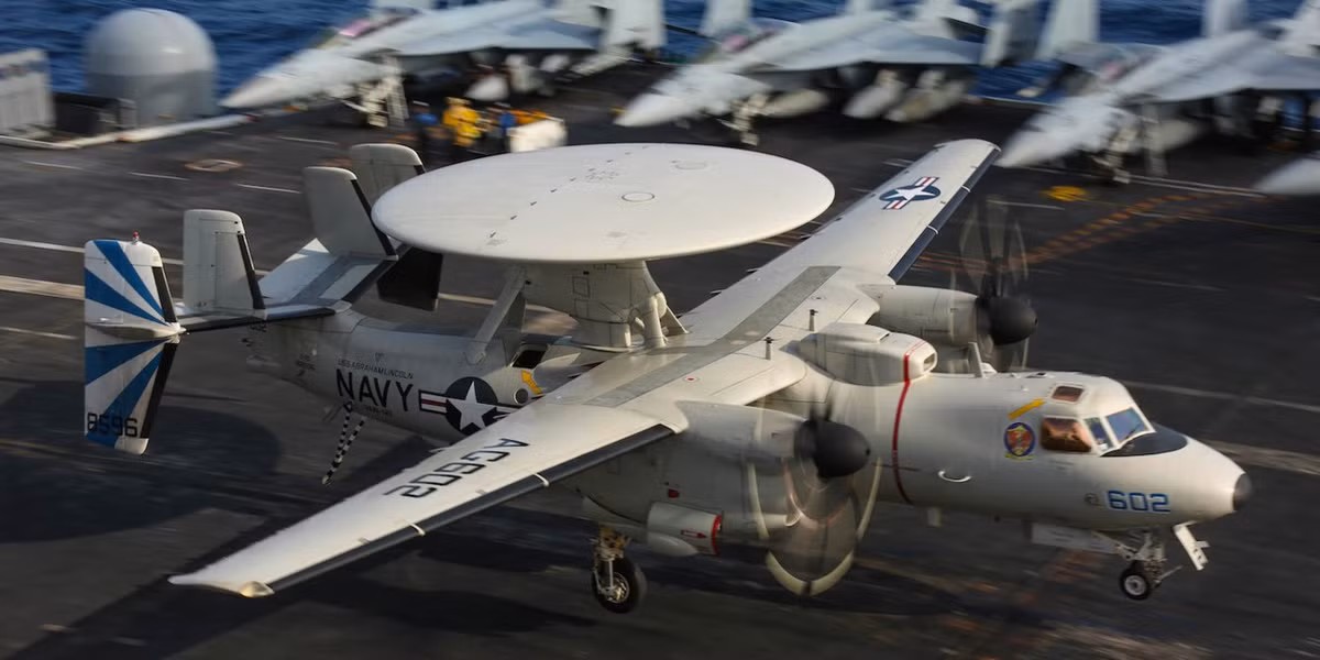 Vụ tai nạn xảy ra từ hôm 9/8 nhưng tới nay phía Hải quân Mỹ mới tổ chức họp báo công bố về vụ việc. Theo đó, một máy bay cảnh báo sớm E-2D Hawkeye đã đâm thẳng vào dàn tiêm kích F/A-18 đang đỗ trên tàu sân bay USS Abraham Lincoln. Nguồn ảnh: USnavy.