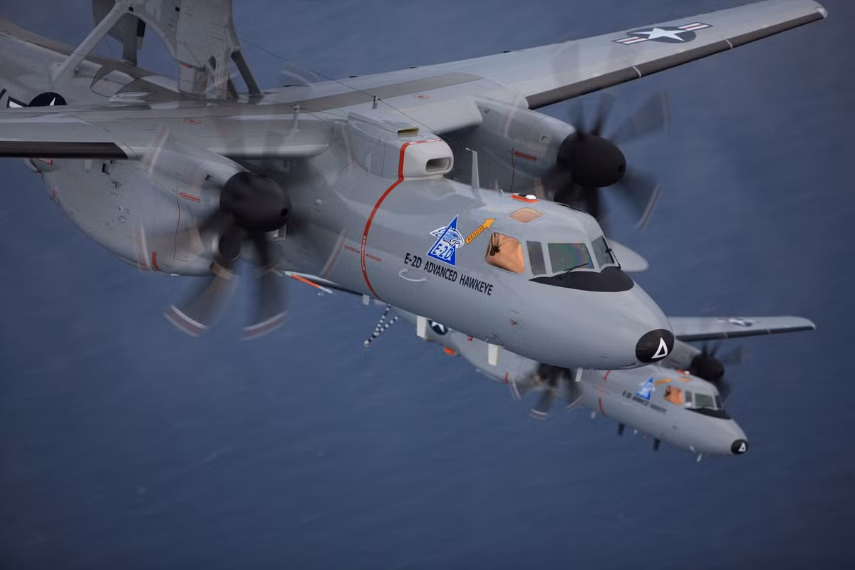 Grumman E-2 Hawkeye là dòng máy bay cảnh báo sớm có số lượng đông đảo nhất hiện nay trên thế giới, với 96 chiếc đang hoạt động trong lực lượng Hải quân Mỹ, Không quân Ai Cập, Nhật Bản, Đài Loan và trong Hải quân Pháp. Nguồn ảnh: USnavy.