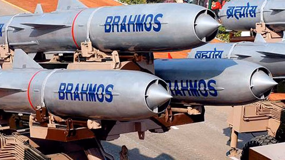 Một trong những điểm "ăn tiền" nhất của tên lửa BrahMos của Ấn Độ đó là nó có khả năng triển khai từ cơ cấu phóng trên không với tiêm kích Su-30MKI - loại tiêm kích mà Ấn Độ hiện đang sử dụng trong biên chế. Nguồn ảnh: Twitter.
