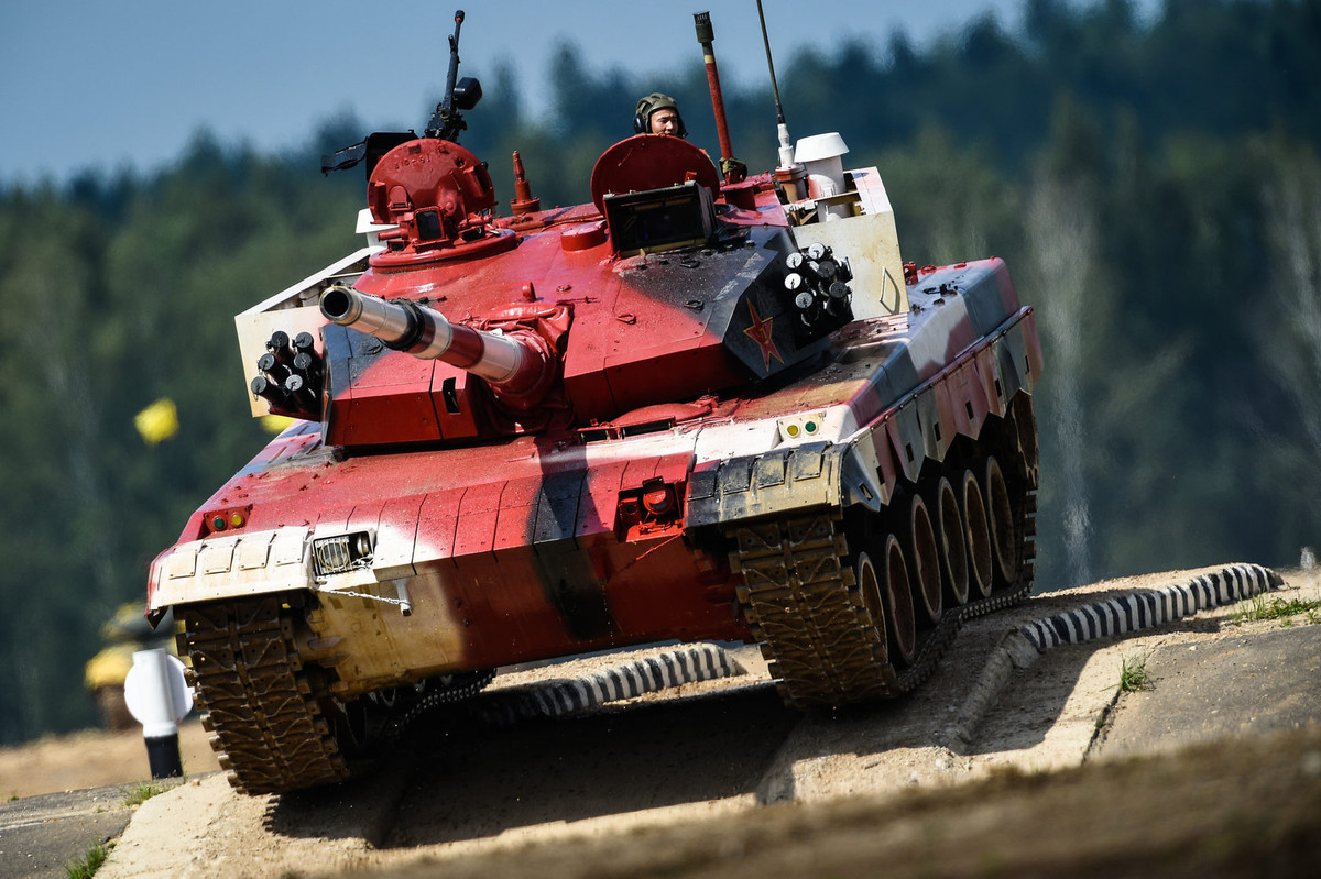 Đứng ở vị trí thứ hai là Trung Quốc - quốc gia này với chiếc xe tăng Type 96 "của nhà trồng được" dù đã gặp không ít khó khăn trong cuộc thi này từ chết máy giữa chừng cho tới tuột xích, tung bánh nhưng vẫn ba năm giữ vị trí thứ nhì và hai năm giữ vị trí thứ ba. Nguồn ảnh: TankBiathlon.