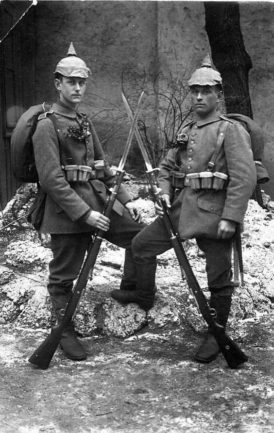 Đây là khẩu súng trường tiêu chuẩn được sử dụng và cấp phát cho Quân đội Đức từ năm 1898 tới năm 1935, sau đó khẩu súng này được thay thế bởi khẩu Karabiner 98kurz (K98). Nguồn ảnh: Pinterest.