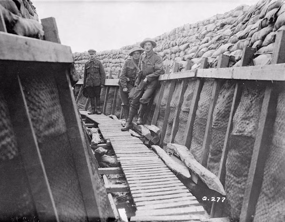 Về sau, do sự tiến bộ của khoa học kỹ thuật và các bên có hoả lực mạnh hơn, chiều rộng của chiến tuyến bắt đầu giãn ra, vượt qua 90 mét và có chỗ lên tới 300 mét. Nguồn ảnh: IWF.