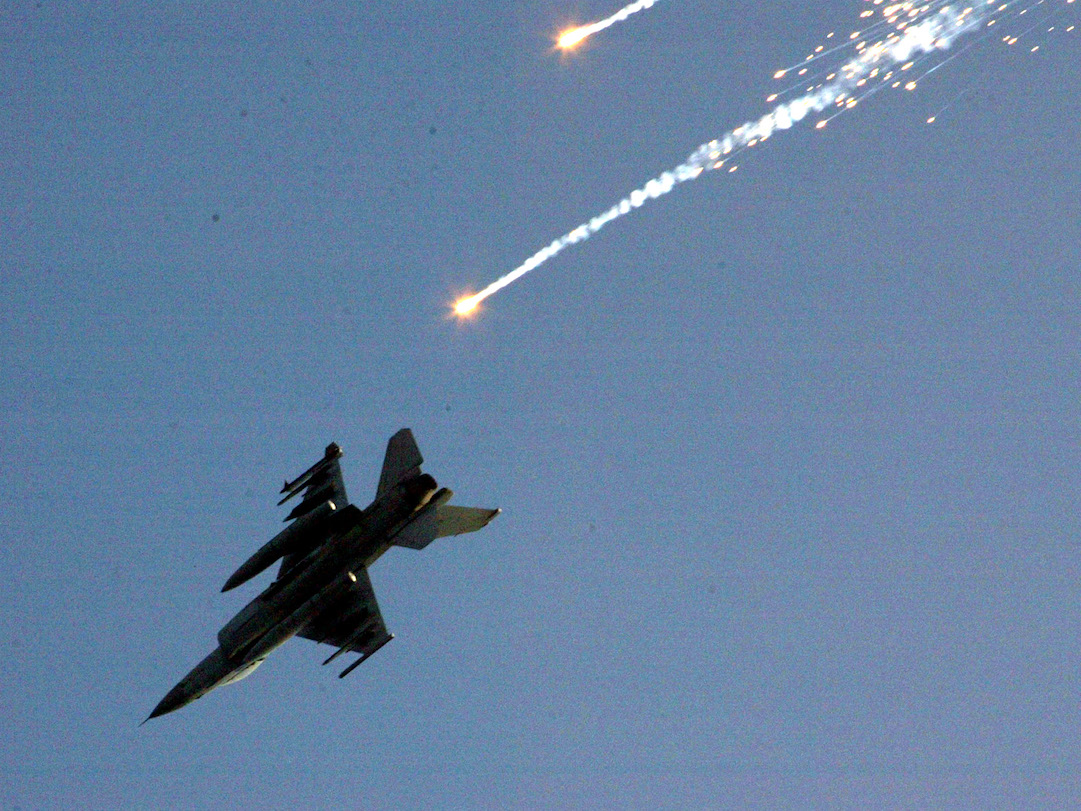 Tuy nhiên tới thời điểm hiện tại, khả năng "đe dọa" của Trung Quốc có vẻ không tỏ ra hữu hiệu cho lắm khi mà chỉ mới tháng trước, Đài Loan cũng mua một lô vũ khí trị giá 2 tỷ USD từ Mỹ và tất cả những gì Bắc Kinh có thể làm cũng chỉ dừng lại ở mức... cảnh báo, "đe dọa". Nguồn ảnh: Pinterest.