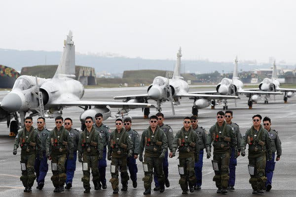 Vừa qua, truyền thông quốc tế lại bất ngờ trước quyết định mua 66 chiến đấu cơ F-16V từ phía Mỹ của Đài Loan. Toàn bộ hợp đồng mua bán này trị giá tới 8 tỷ USD, tương đương với giá bán khoảng 121 triệu USD cho mỗi chiếc F-16V. Nguồn ảnh: Pinterest.