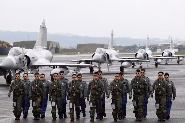 Vừa qua, truyền thông quốc tế lại bất ngờ trước quyết định mua 66 chiến đấu cơ F-16V từ phía Mỹ của Đài Loan. Toàn bộ hợp đồng mua bán này trị giá tới 8 tỷ USD, tương đương với giá bán khoảng 121 triệu USD cho mỗi chiếc F-16V. Nguồn ảnh: Pinterest.