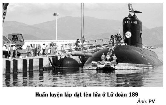 Tên lửa Club-S của Việt Nam có chiều dài tổng cộng 8,2 mét và mang theo đầu đạn nặng tối đa 200 kg. Theo công bố của nhà sản xuất, loại tên lửa này có tầm bắn tối đa 220km. Nguồn ảnh: QPVN.