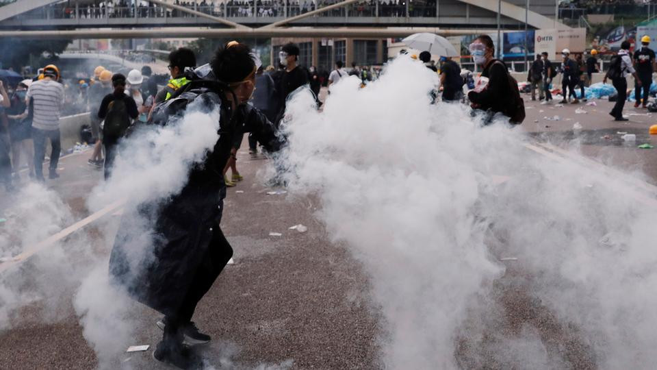 Truyền thông quốc tế cho biết nhiều khả năng cảnh sát Hong Kong đã phải sử dụng đến đạn hơi cay hết hạn sử dụng do thiếu hụt đạn hơi cay dự trữ vì quy mô và thời gian của cuộc biểu tình lần này đã kéo dài vượt dự kiến. Nguồn ảnh: AP.